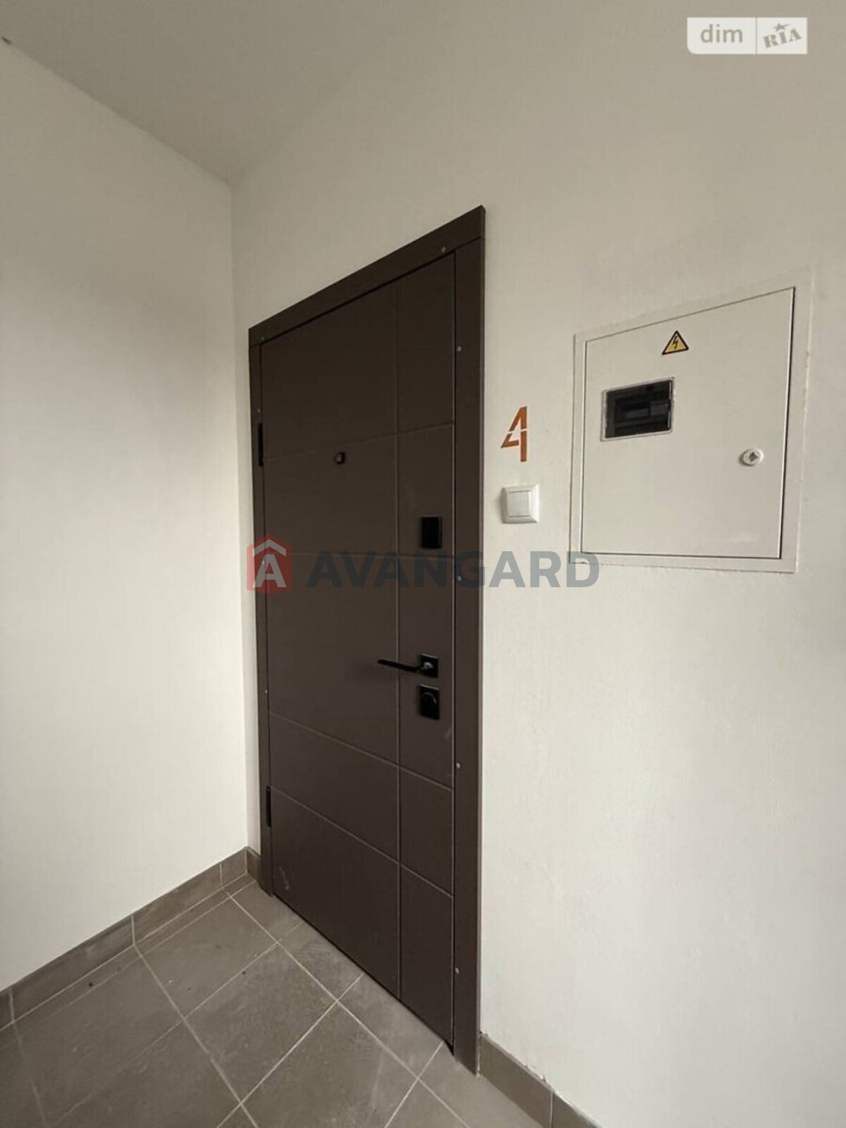 3 ��. ��������, 84/46/11 ��. �., 4/9 ������ ���� 9