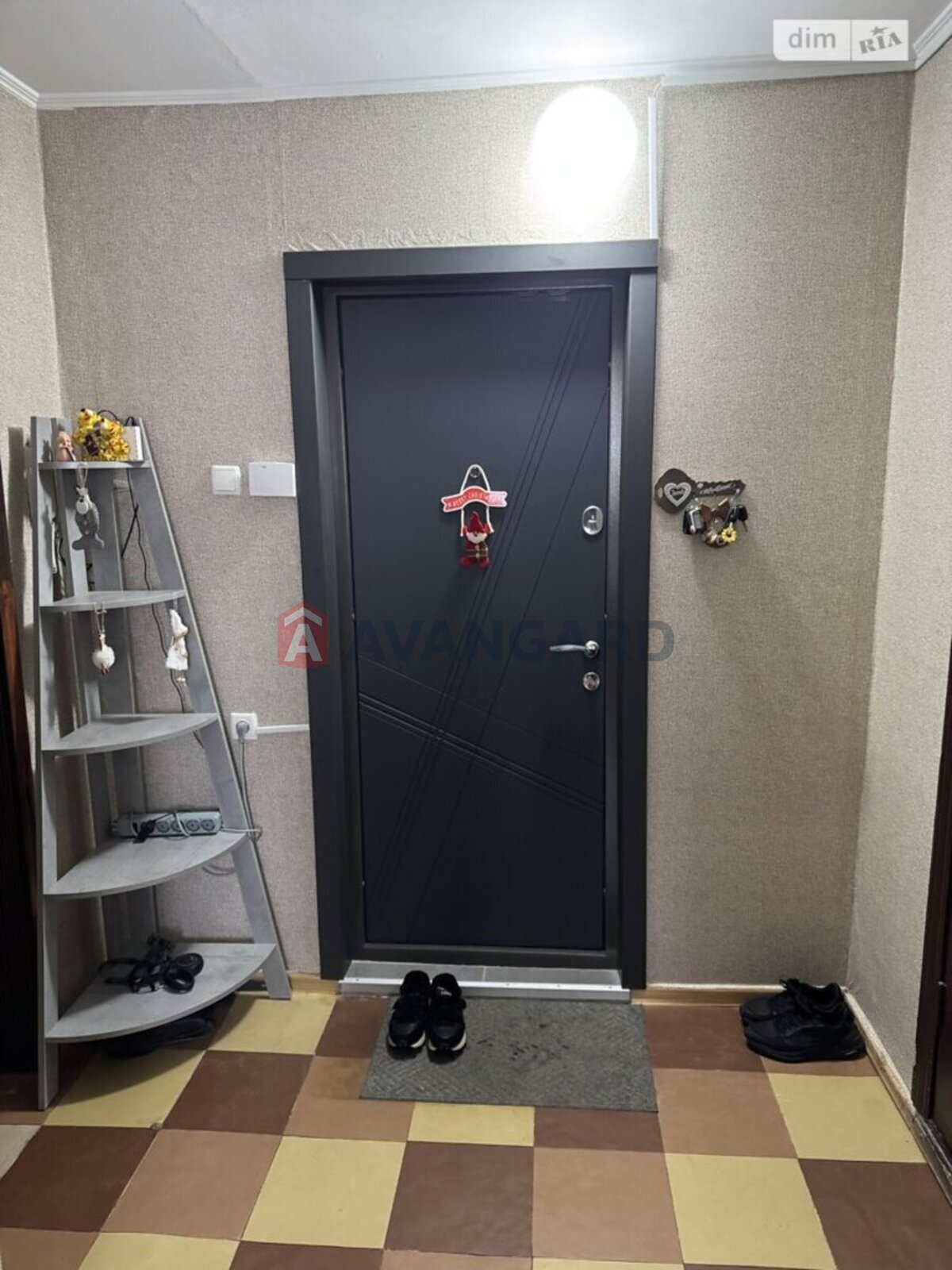 3 ��. ��������, 68/42/8 ��. �., 4/9 ������ ���� 2