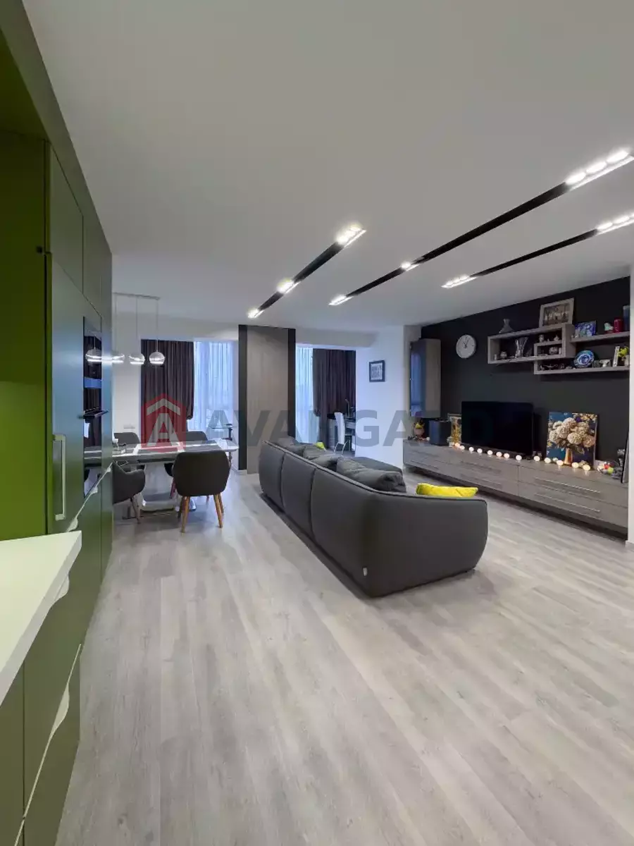 4 ��. ��������, 130/-/50 ��. �., 8/10 ������ ���� 2