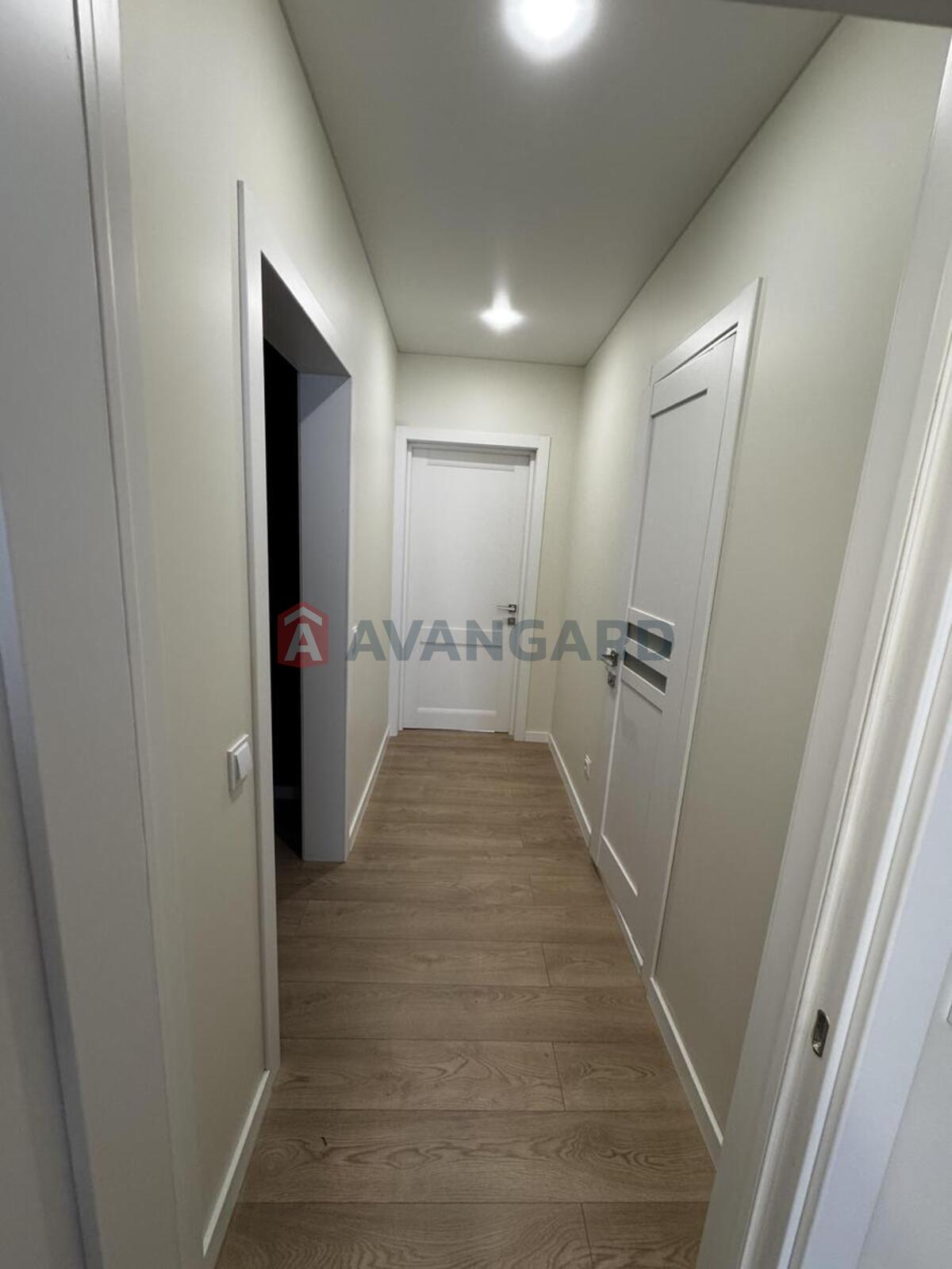 3 ����. ��������, 82/42/12 ��. �., 15/25 ���� ���� 6