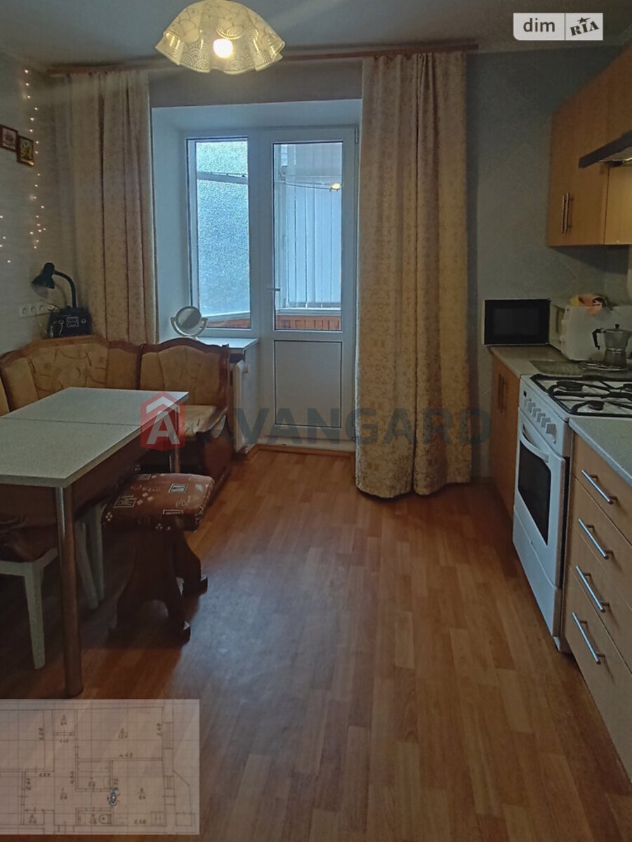 3 ��. ��������, 66/40/8 ��. �., 1/5 ������ ���� 20