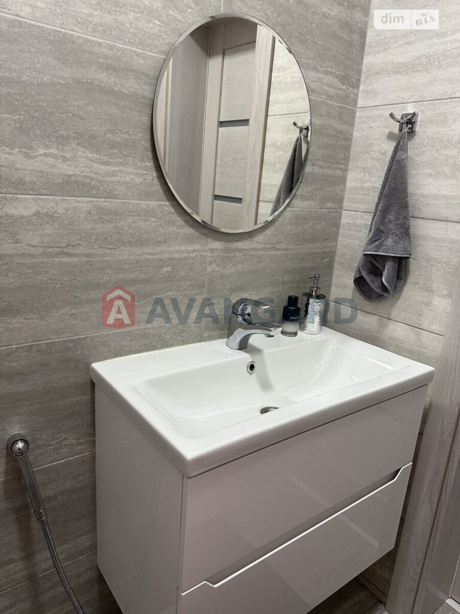 3 ��. ��������, 103/56/13 ��. �., 8/9 ������ ���� 14