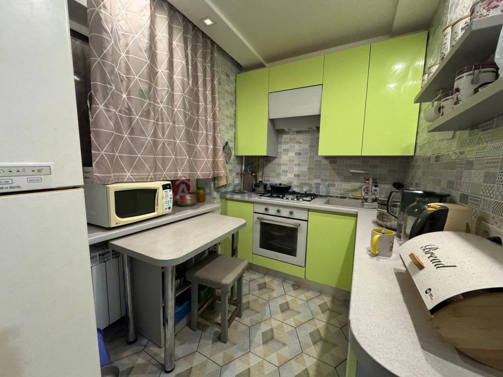 3 ��. ��������, 53.85/6.3/37.7 ��. �., 3/5 ������ ���� 9