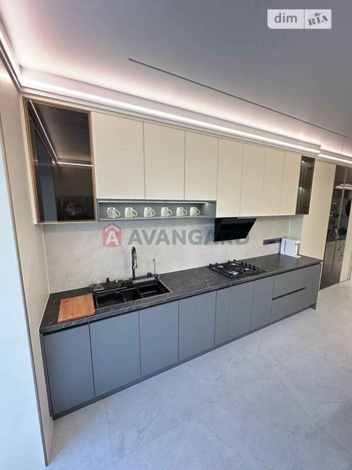 4 ��. ��������, 136/-/16 ��. �., 10/11 ������ ���� 12