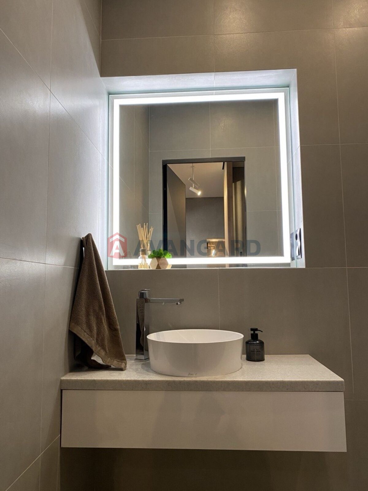 3 ��. ��������, 94/-/40 ��. �., 10/10 ������ ���� 7