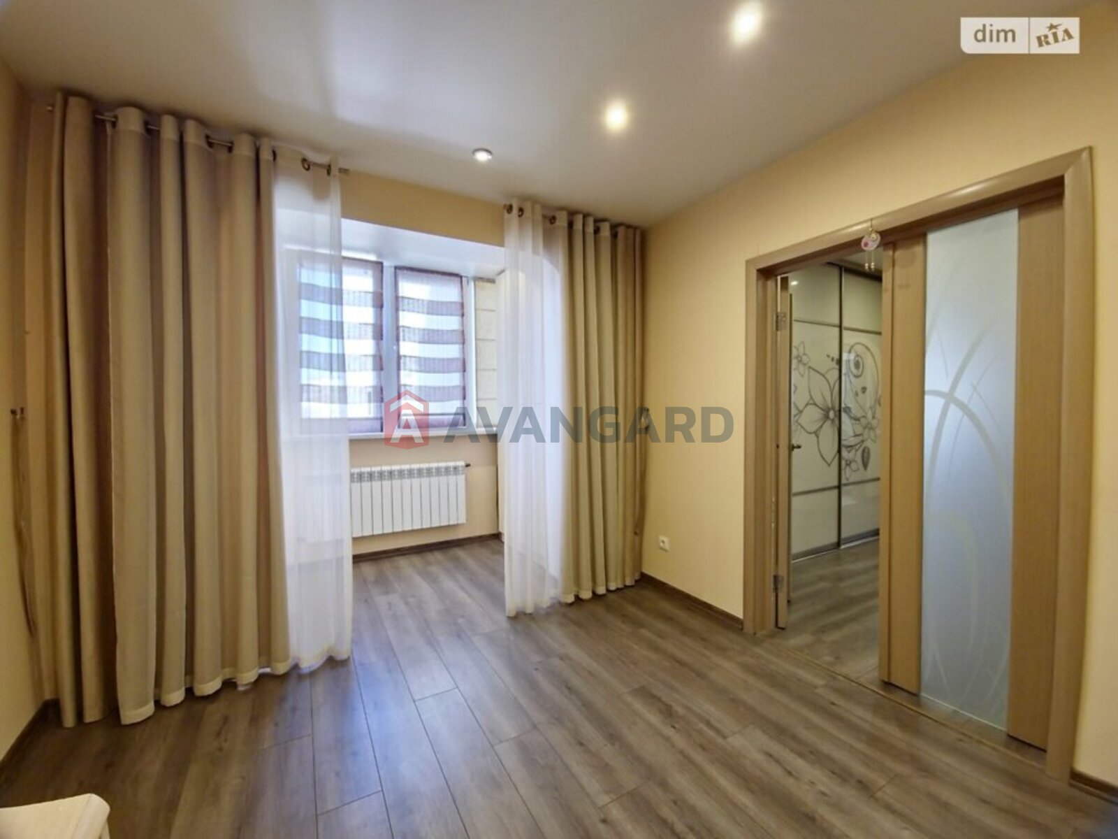 4 ��. ��������, 84/60/8 ��. �., 8/9 ������ ���� 22