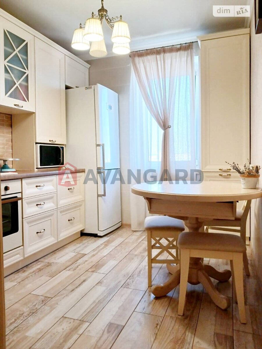 4 ��. ��������, 83/50/10 ��. �., 9/10 ������ ���� 7