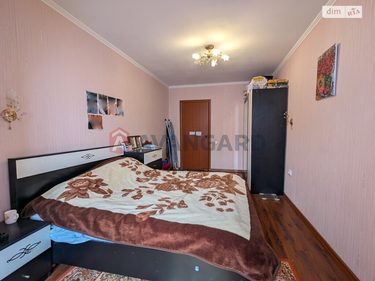 3 ��. ��������, 68/42/8 ��. �., 7/9 ������ ���� 15