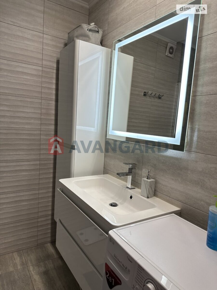 3 ��. ��������, 103/56/13 ��. �., 8/9 ������ ���� 18