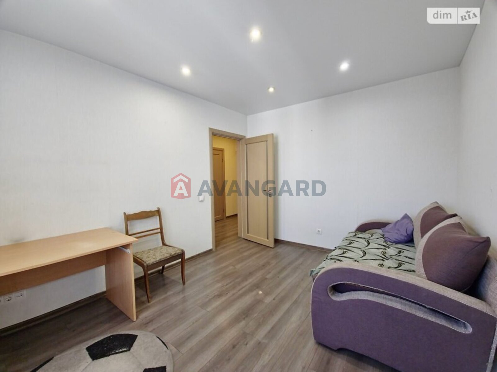 4 ��. ��������, 84/60/8 ��. �., 8/9 ������ ���� 3