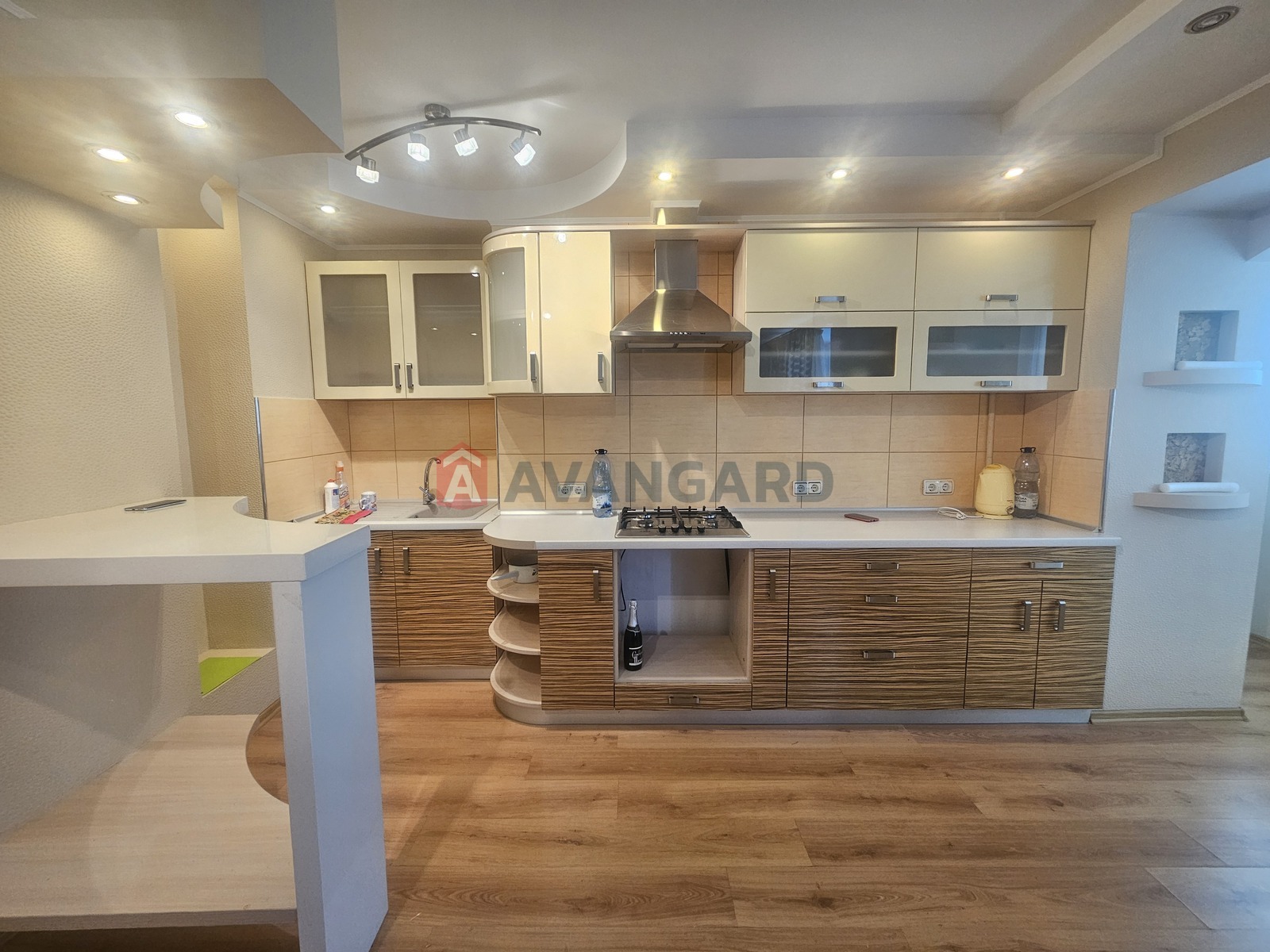 3 ��. ��������, 99/42/34 ��. �., 8/9 ������ ���� 28