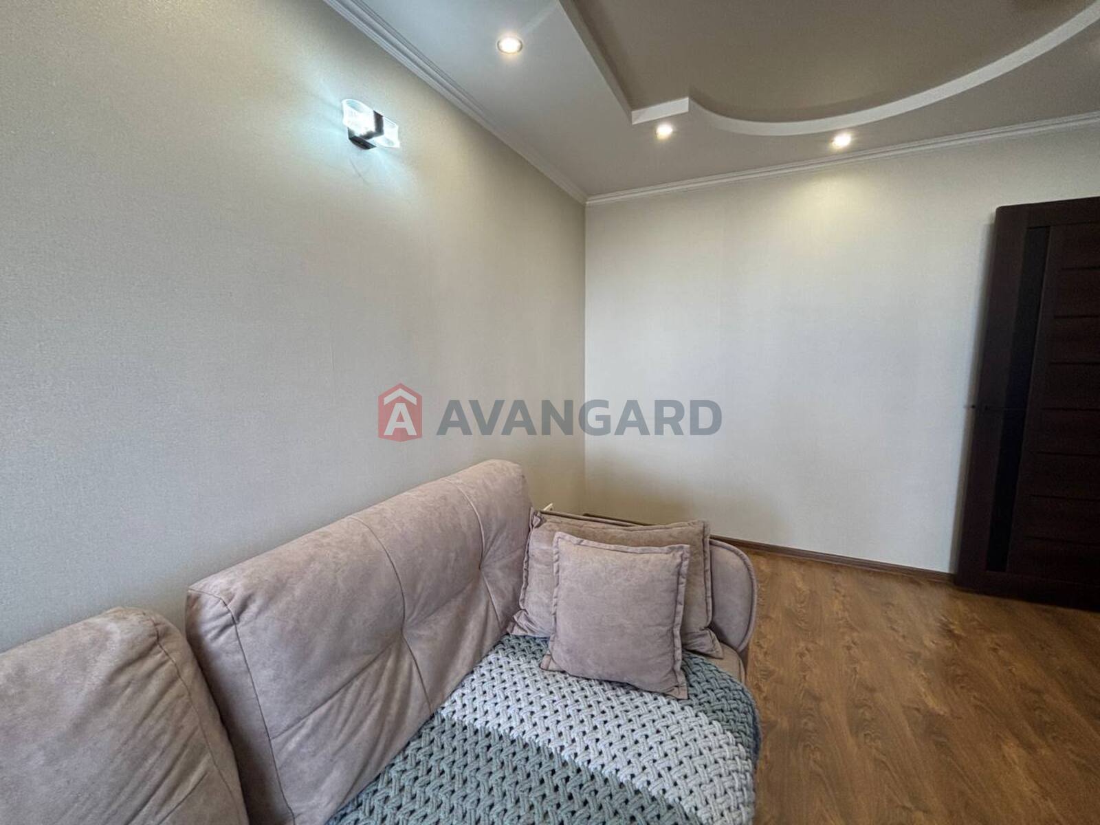 3 ��. ��������, 65/-/- ��. �., 8/10 ������ ���� 7