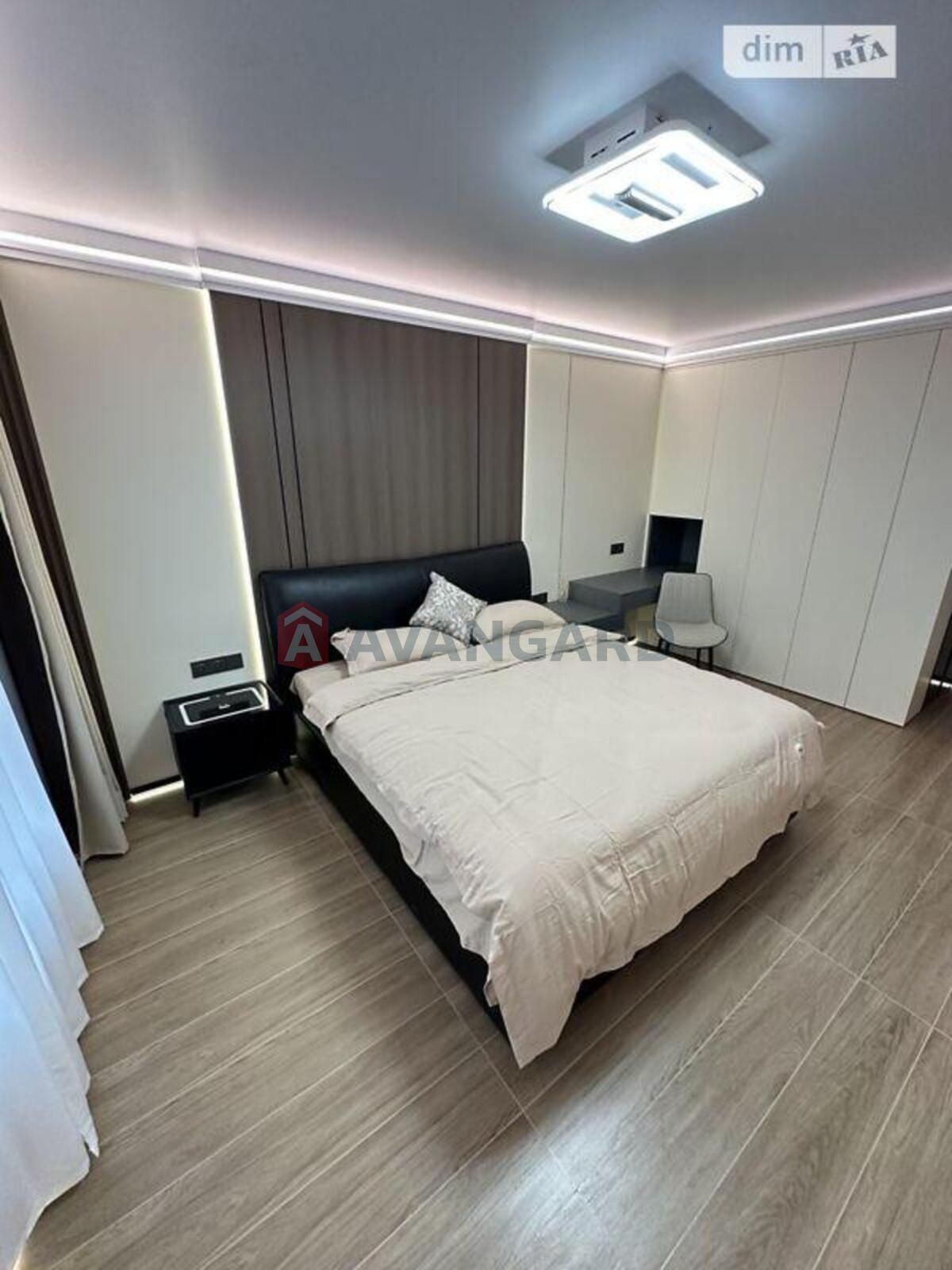 4 ��. ��������, 136/-/16 ��. �., 10/11 ������ ���� 28