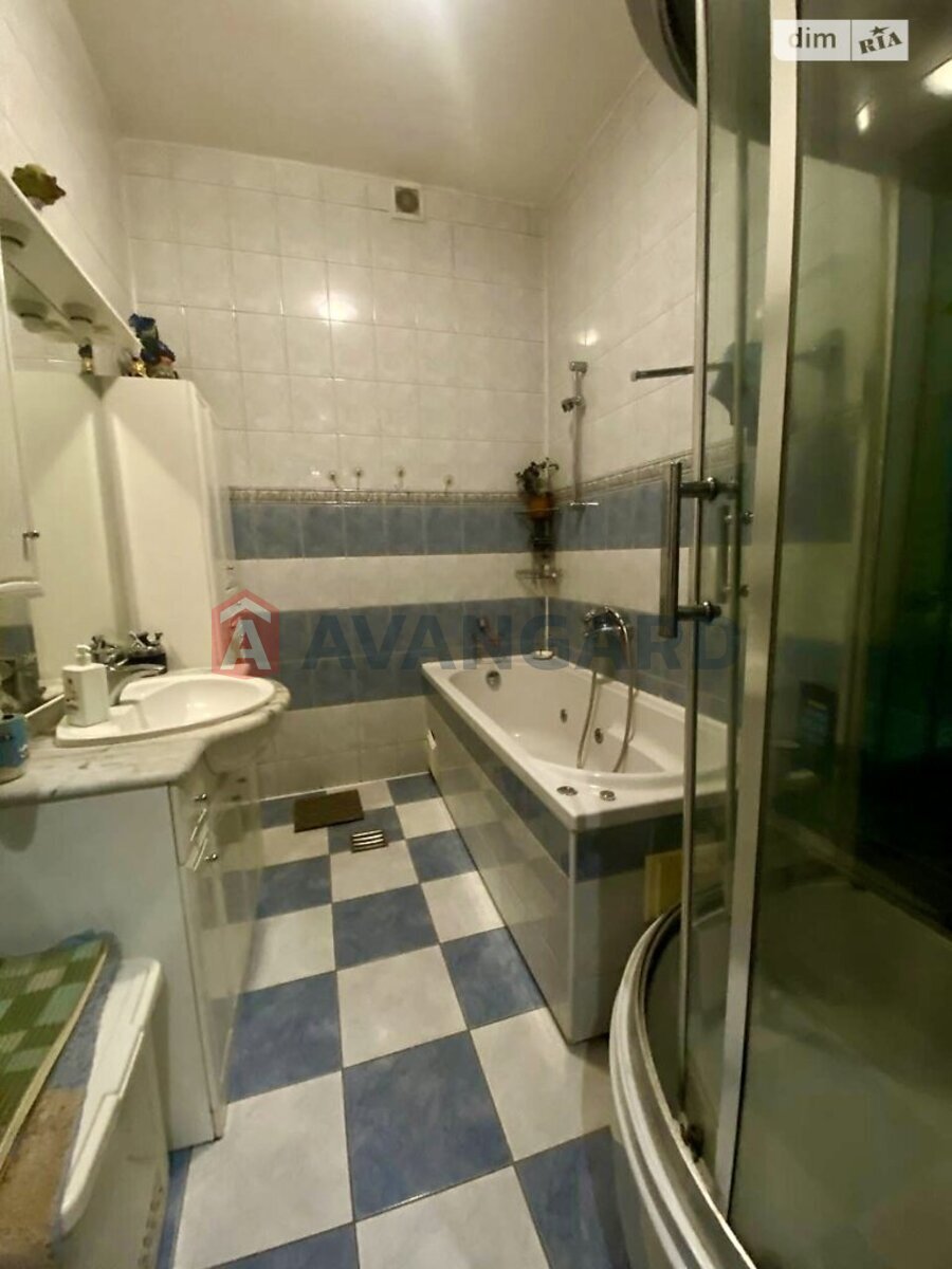 6 ��. ��������, 230/-/19 ��. �., 1/3 ������ ���� 7