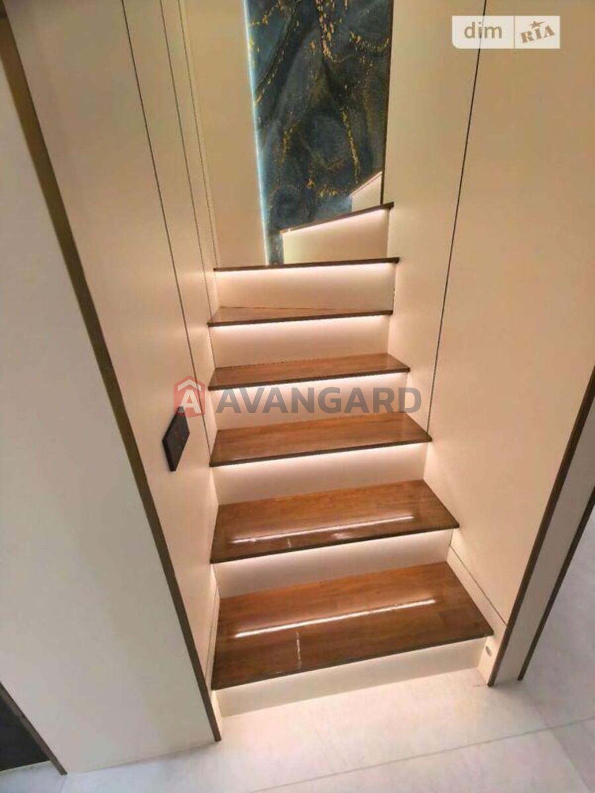 4 ��. ��������, 136/-/16 ��. �., 10/11 ������ ���� 13