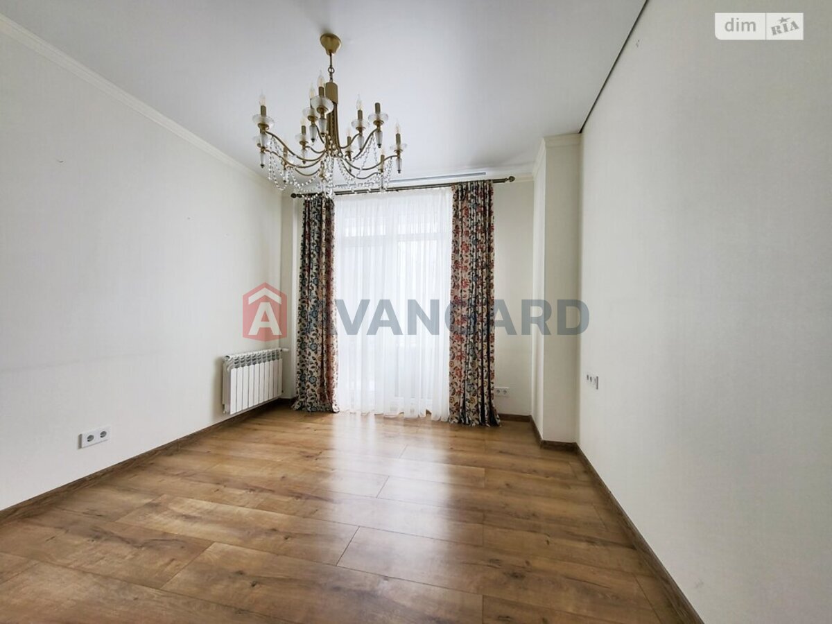 3 ��. ��������, 82/43/12 ��. �., 7/7 ������ ���� 13