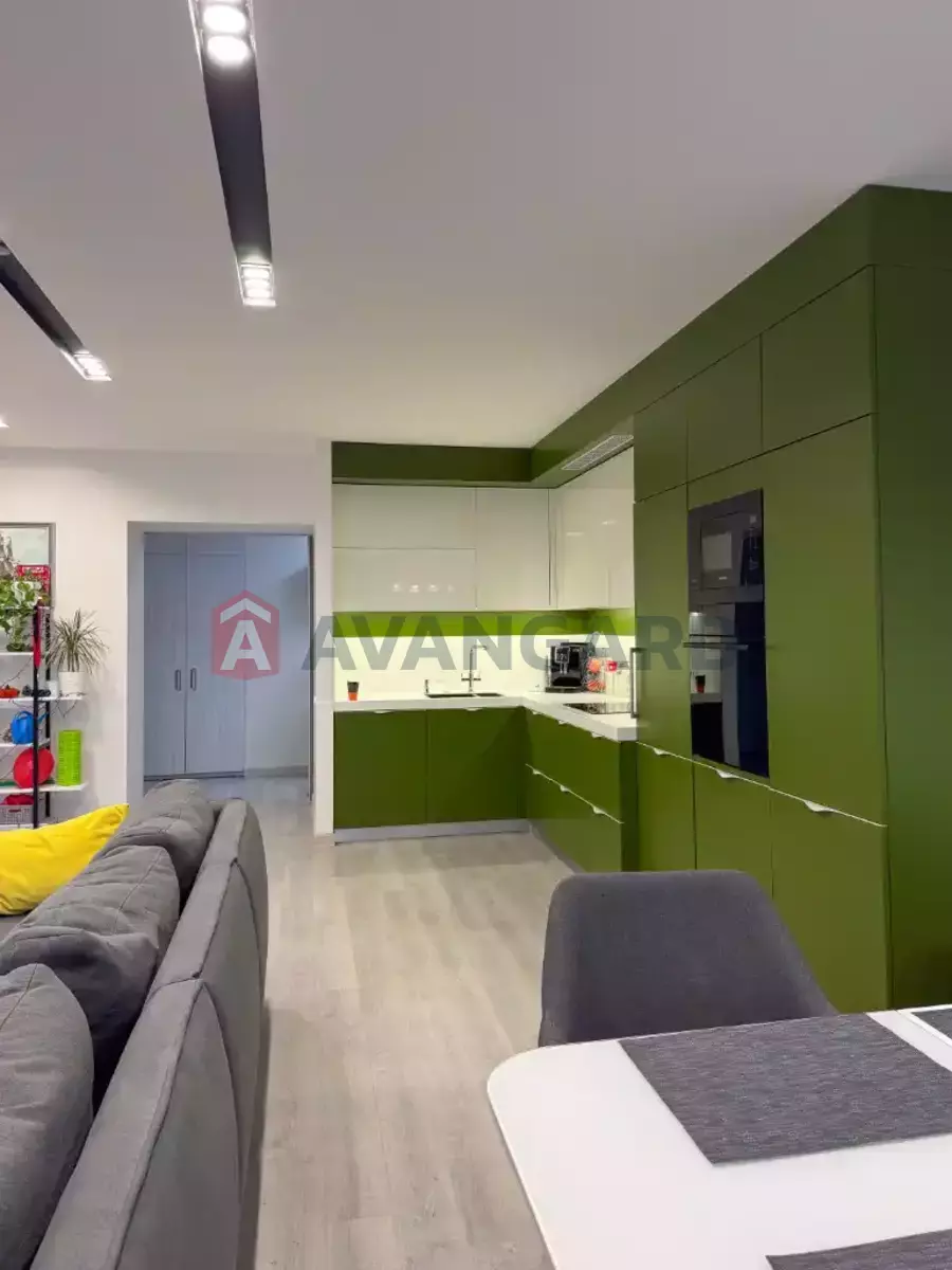 4 ��. ��������, 130/-/50 ��. �., 8/10 ������ ���� 4