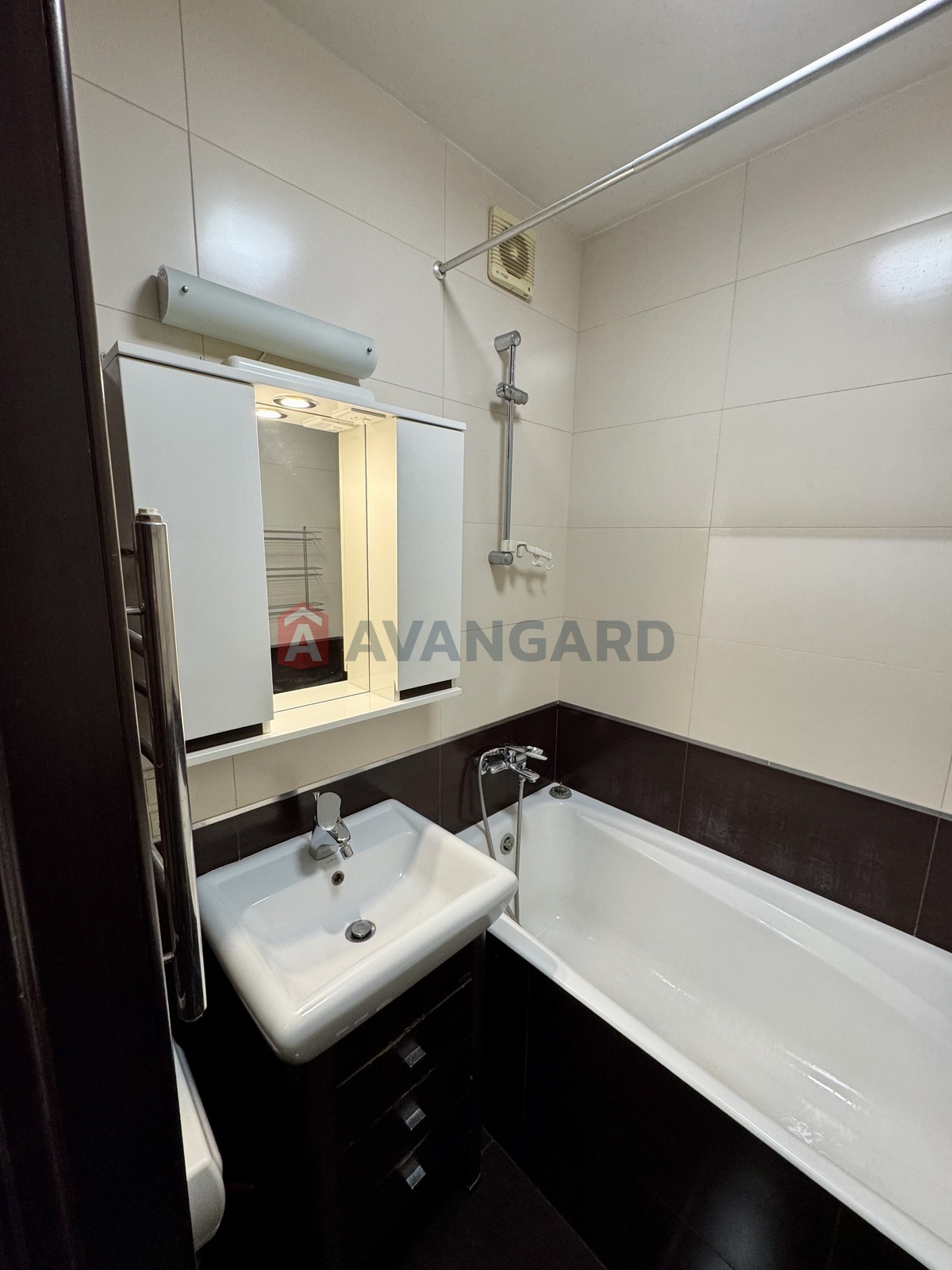 3 ��. ��������, 74.2/44.8/9.3 ��. �., 9/12 ������ ���� 18