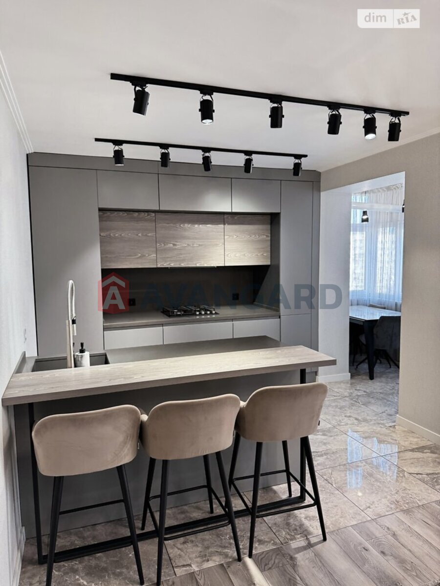 3 ����. ��������, 120/120/49 ��. �., 8/12 ���� ���� 2