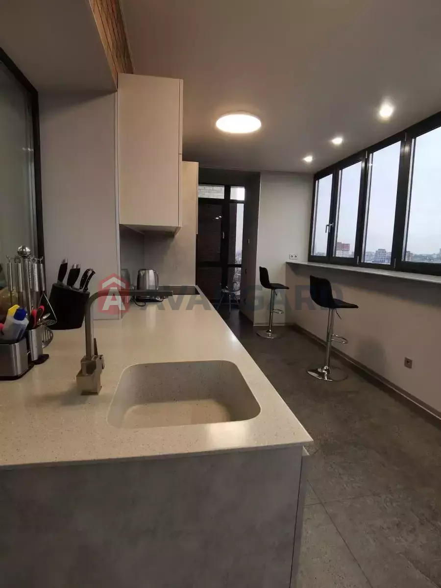 3 ��. ��������, 95/-/24 ��. �., 8/9 ������ ���� 10