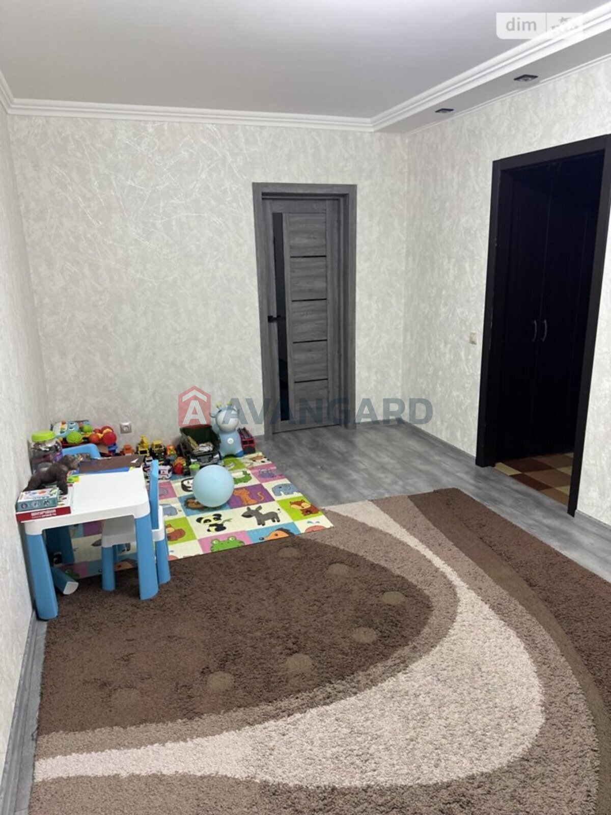 3 ��. ��������, 68/42/8 ��. �., 4/9 ������ ���� 12