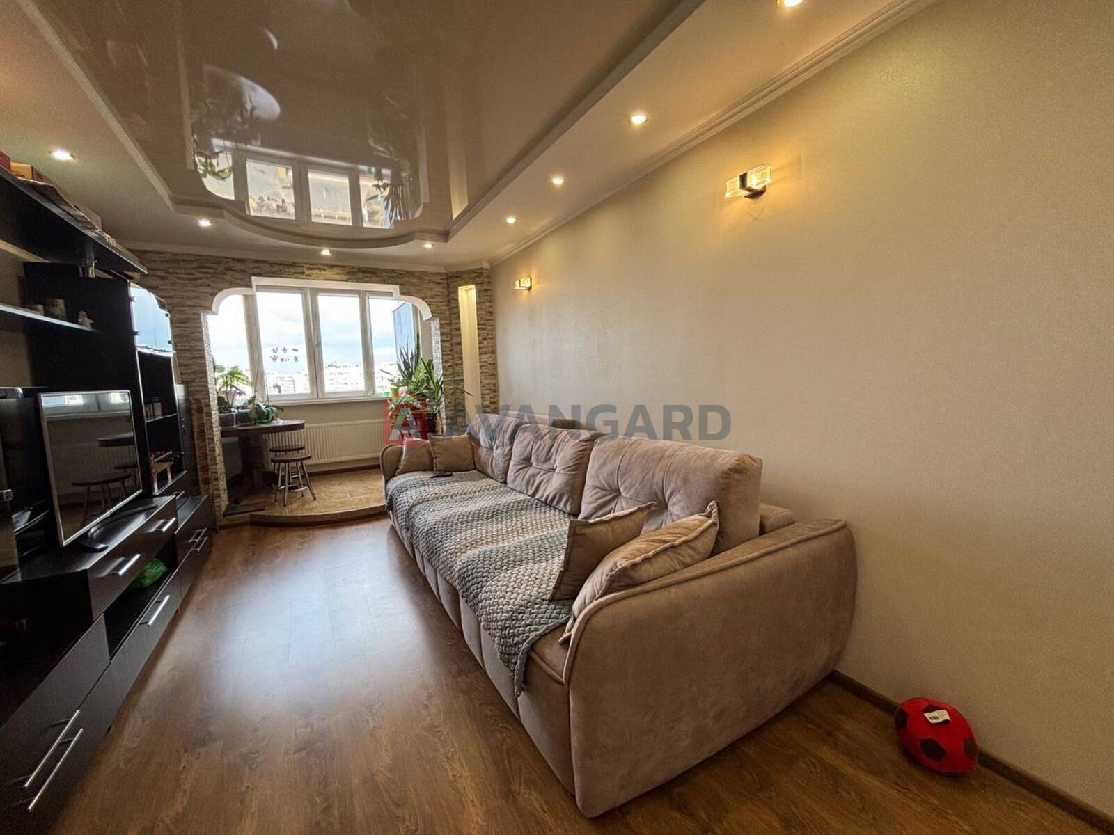 3 ��. ��������, 65/-/- ��. �., 8/10 ������ ���� 1