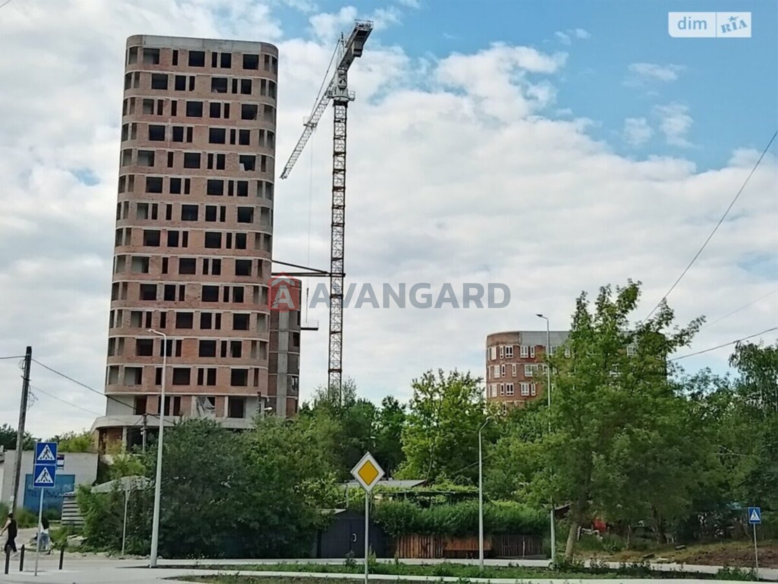 3 ��. ��������, 74/37/17 ��. �., 6/6 ������ ���� 28