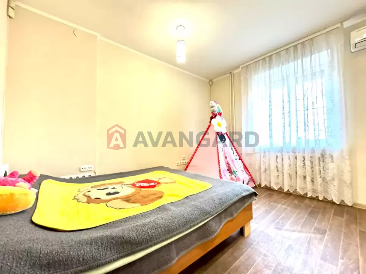 4 ��. ��������, 81/-/- ��. �., 1/10 ������ ���� 9