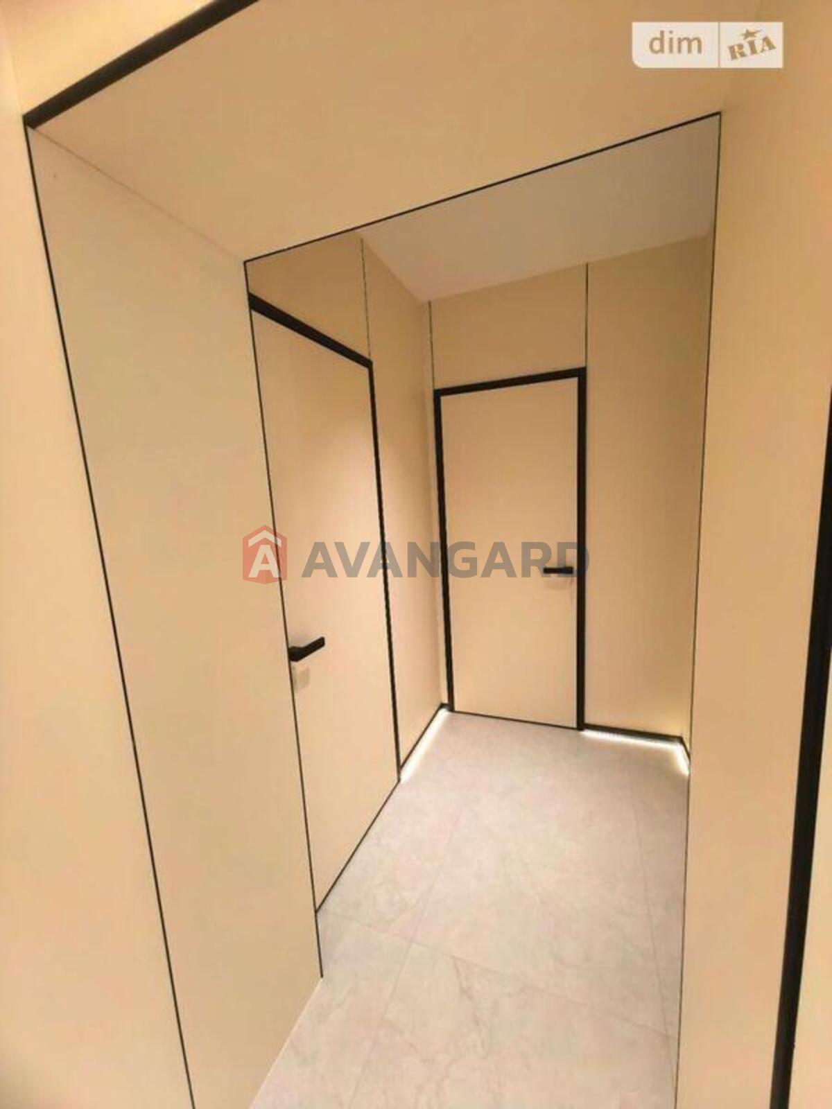 4 ��. ��������, 136/-/16 ��. �., 10/11 ������ ���� 19