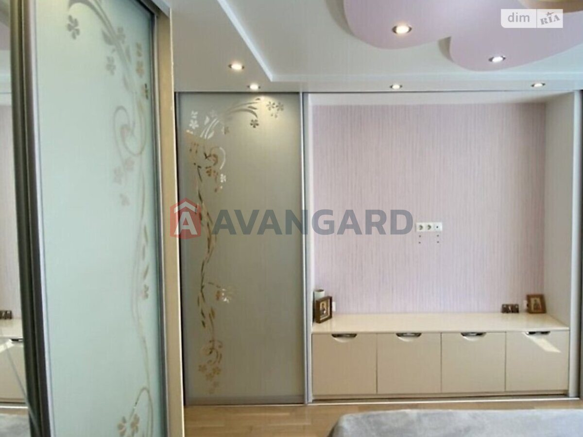 3 ��. ��������, 95/52/10 ��. �., 4/5 ������ ���� 12