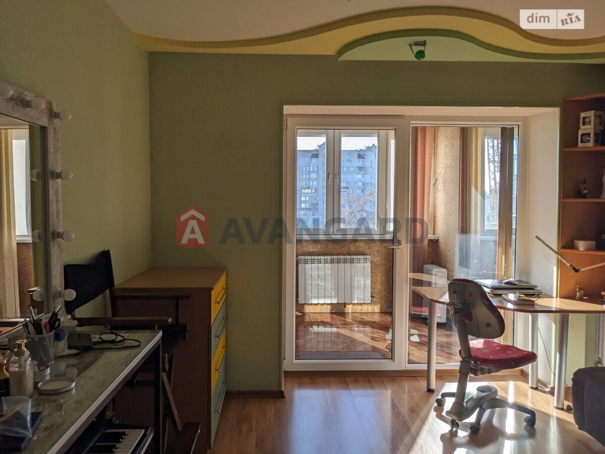 2 ��. ��������, 100/-/- ��. �., 4/5 ������ ���� 18