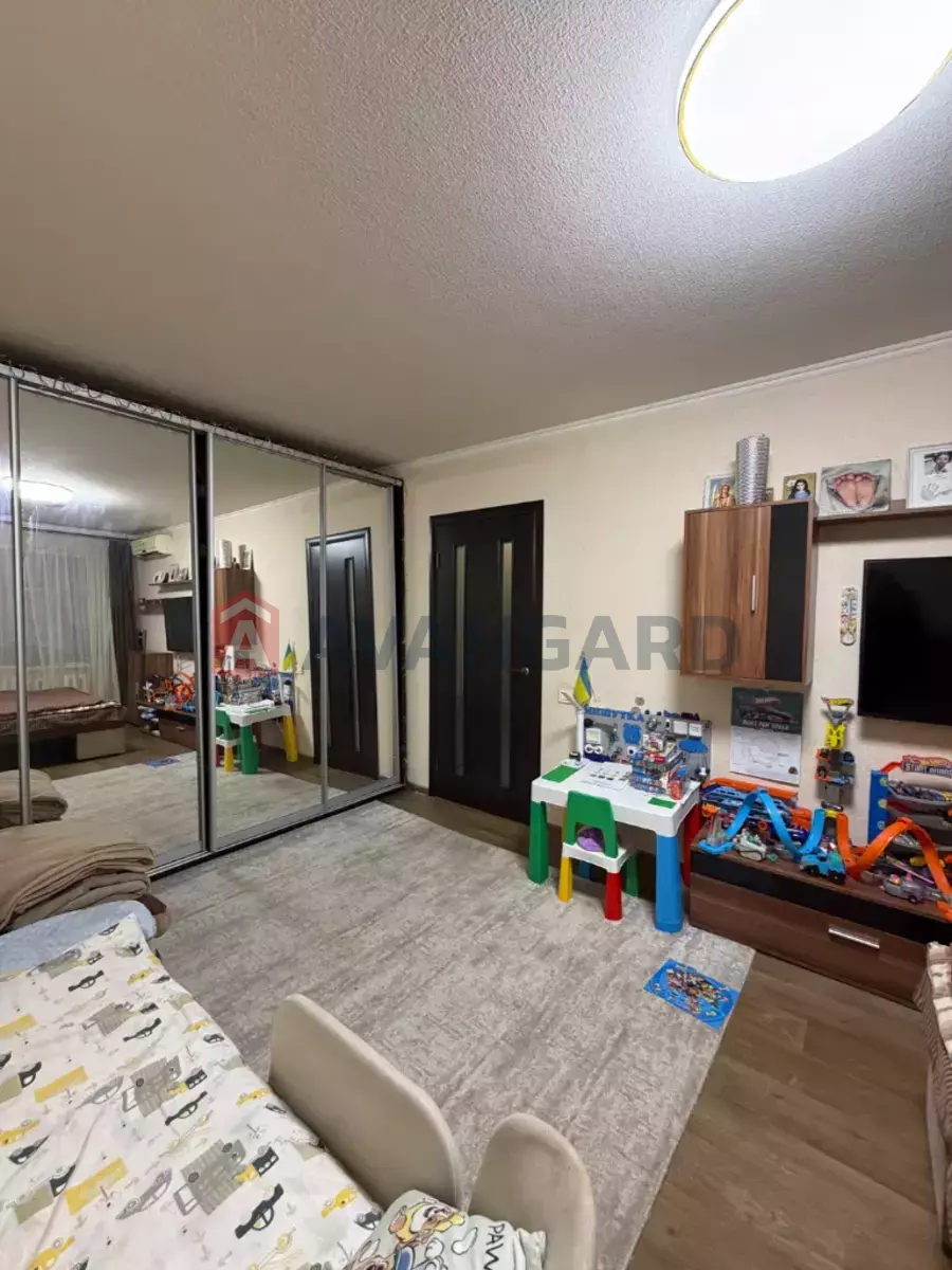 1 ��. ��������, 33/17/10 ��. �., 8/9 ������ ���� 4