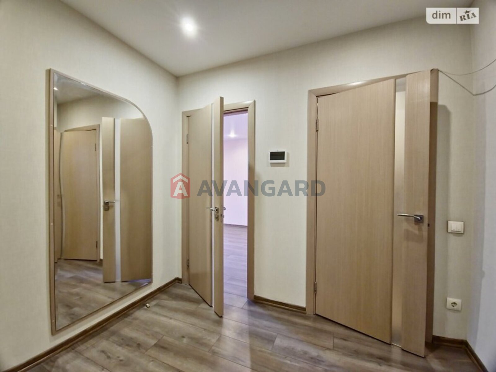 4 ��. ��������, 84/60/8 ��. �., 8/9 ������ ���� 15