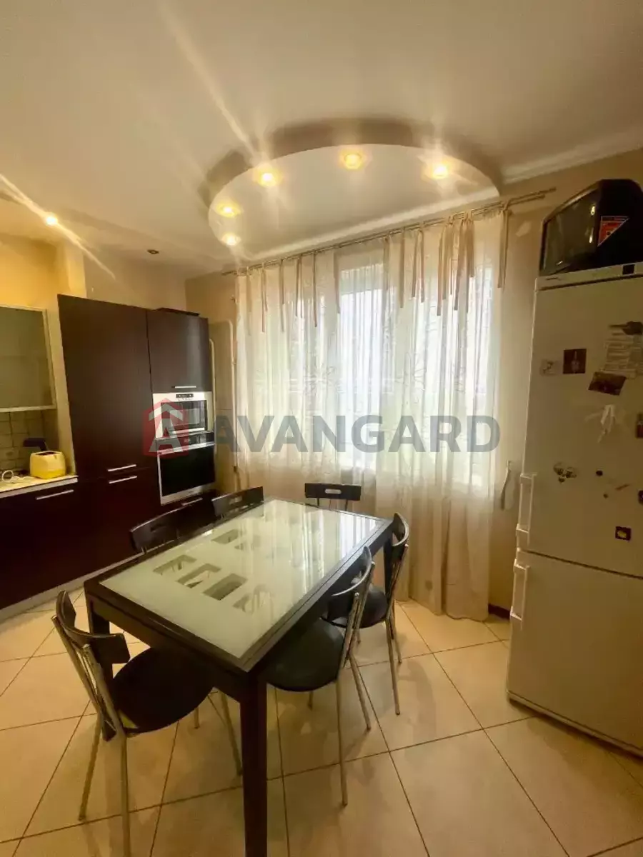 4 ��. ��������, 242/-/- ��. �., 10/11 ������ ���� 11