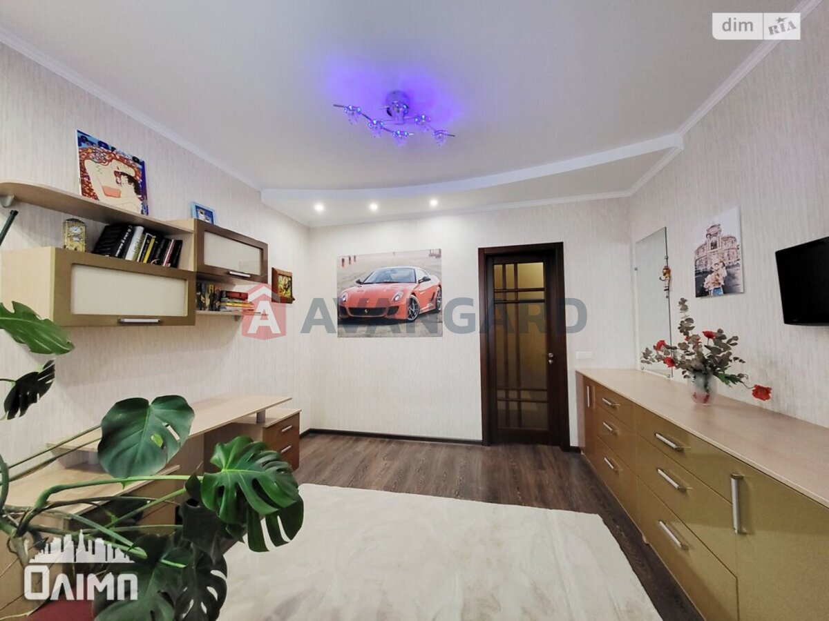 3 ��. ��������, 100/-/- ��. �., 7/9 ������ ���� 6