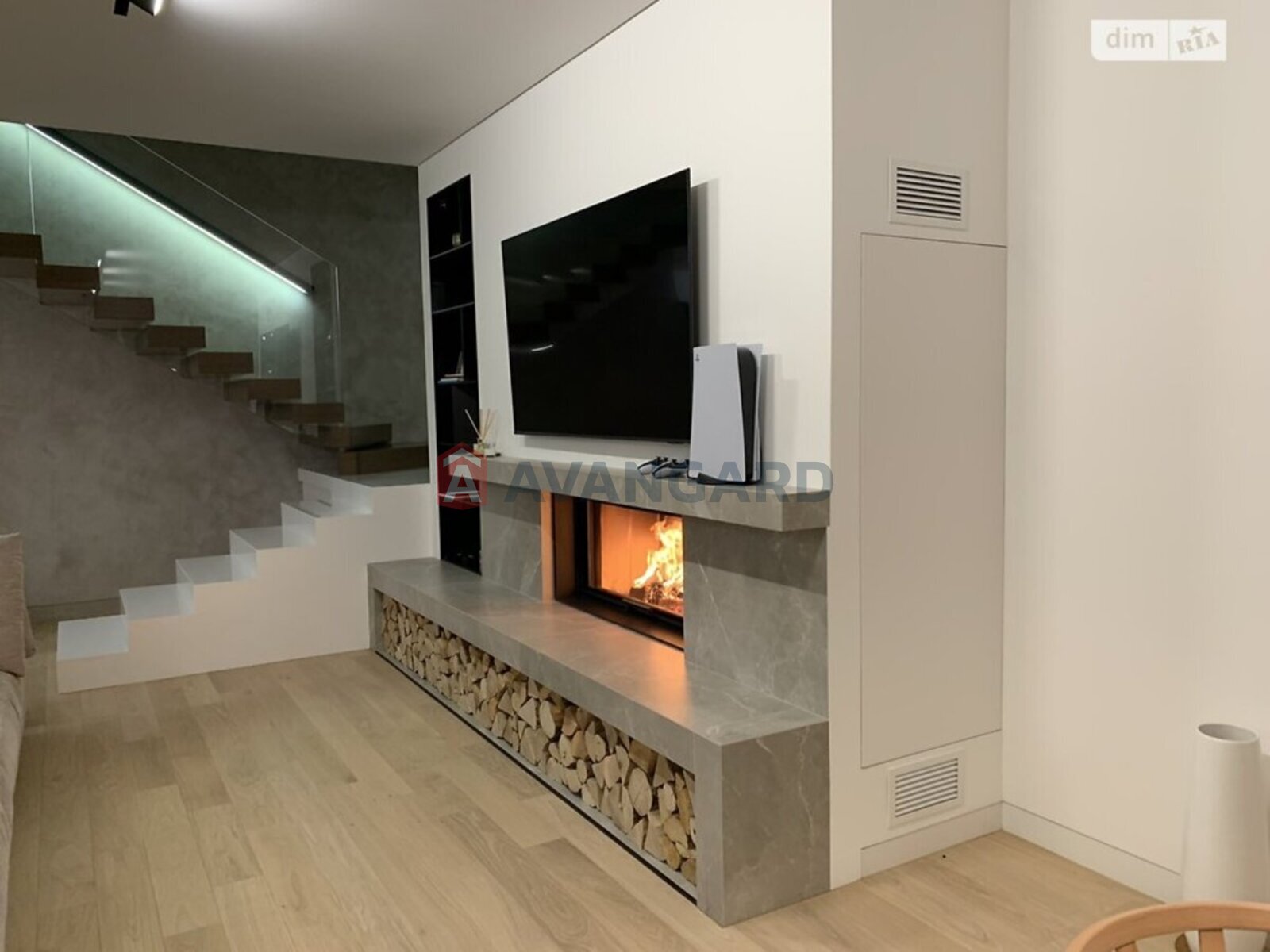 4 ��. ��������, 240/-/- ��. �., 4/5 ������ ���� 1