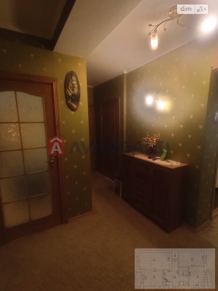 3 ��. ��������, 66/40/8 ��. �., 1/5 ������ ���� 4