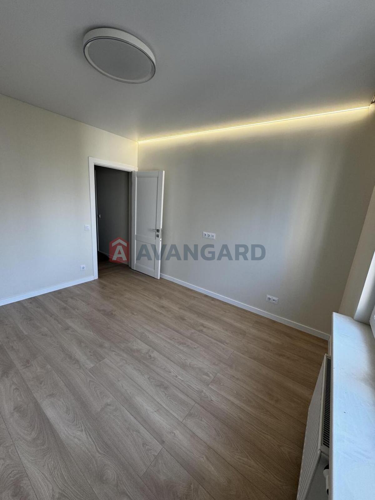 3 ����. ��������, 82/42/12 ��. �., 15/25 ���� ���� 9