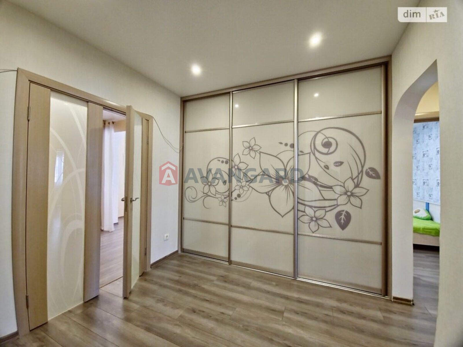 4 ��. ��������, 84/60/8 ��. �., 8/9 ������ ���� 16