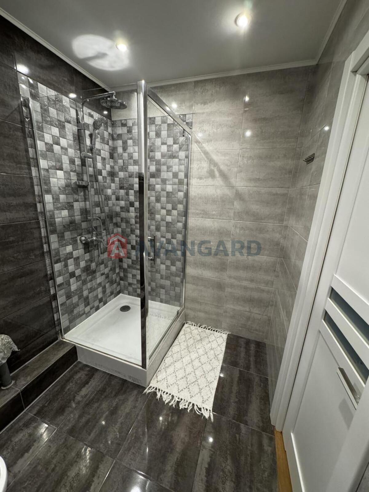 3 ����. ��������, 82/42/12 ��. �., 15/25 ���� ���� 25