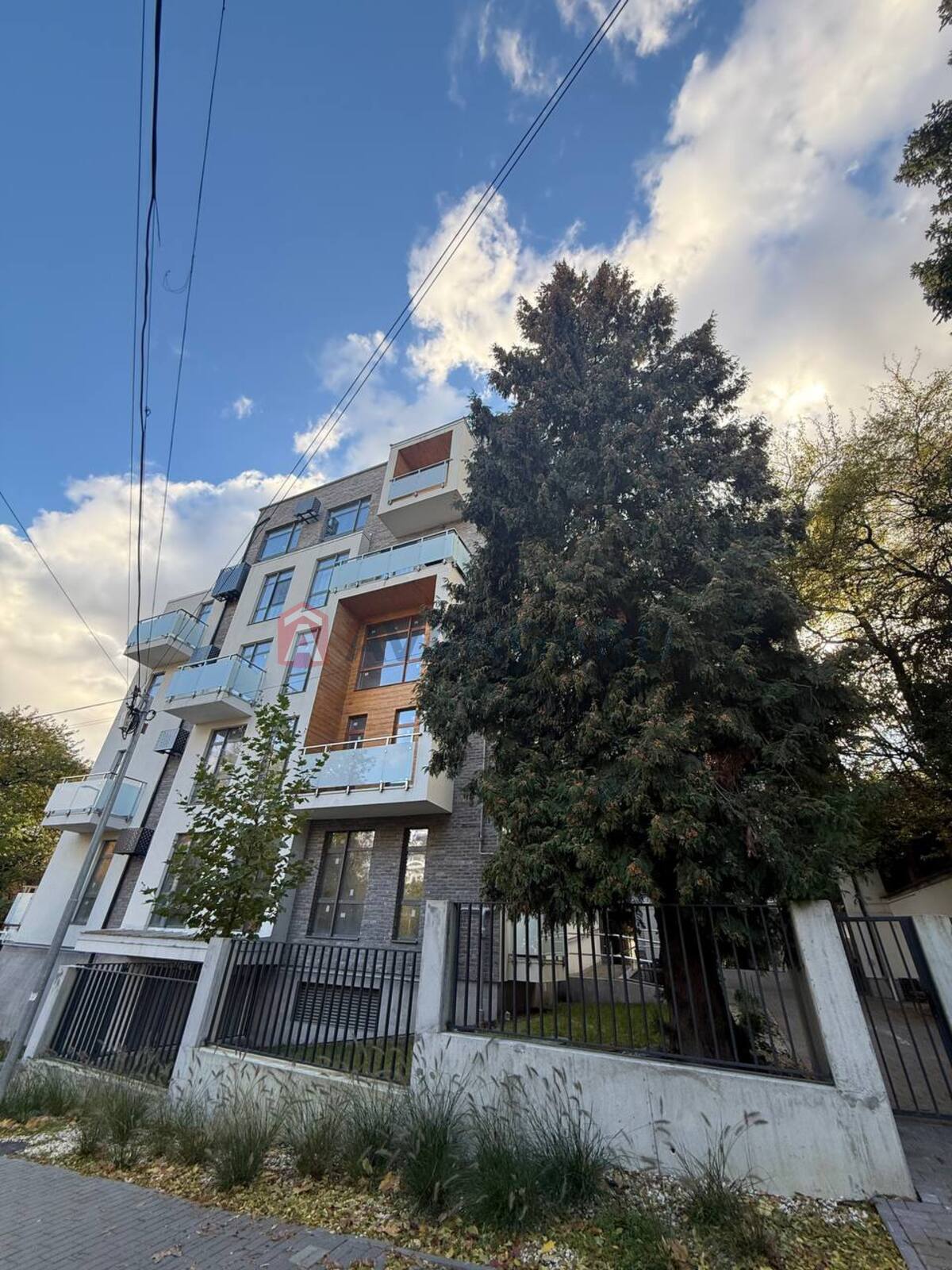 2 ��. ��������, 121/77/43 ��. �., 1/5 ������ ���� 11