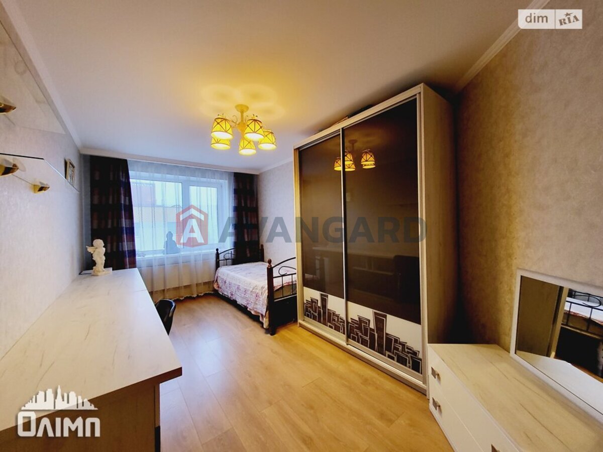 3 ��. ��������, 81/45/15 ��. �., 11/11 ������ ���� 9