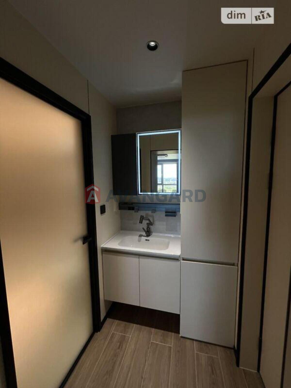 4 ��. ��������, 136/-/16 ��. �., 10/11 ������ ���� 23