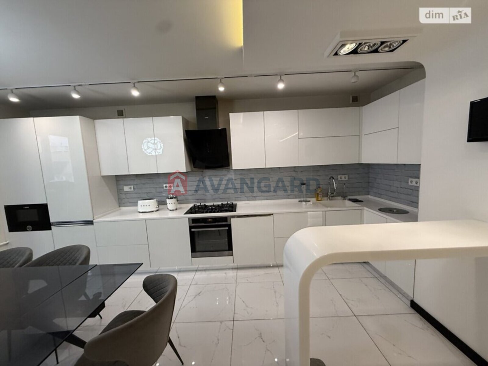 5 ��. ��������, 200/130/40 ��. �., 9/9 ������ ���� 11