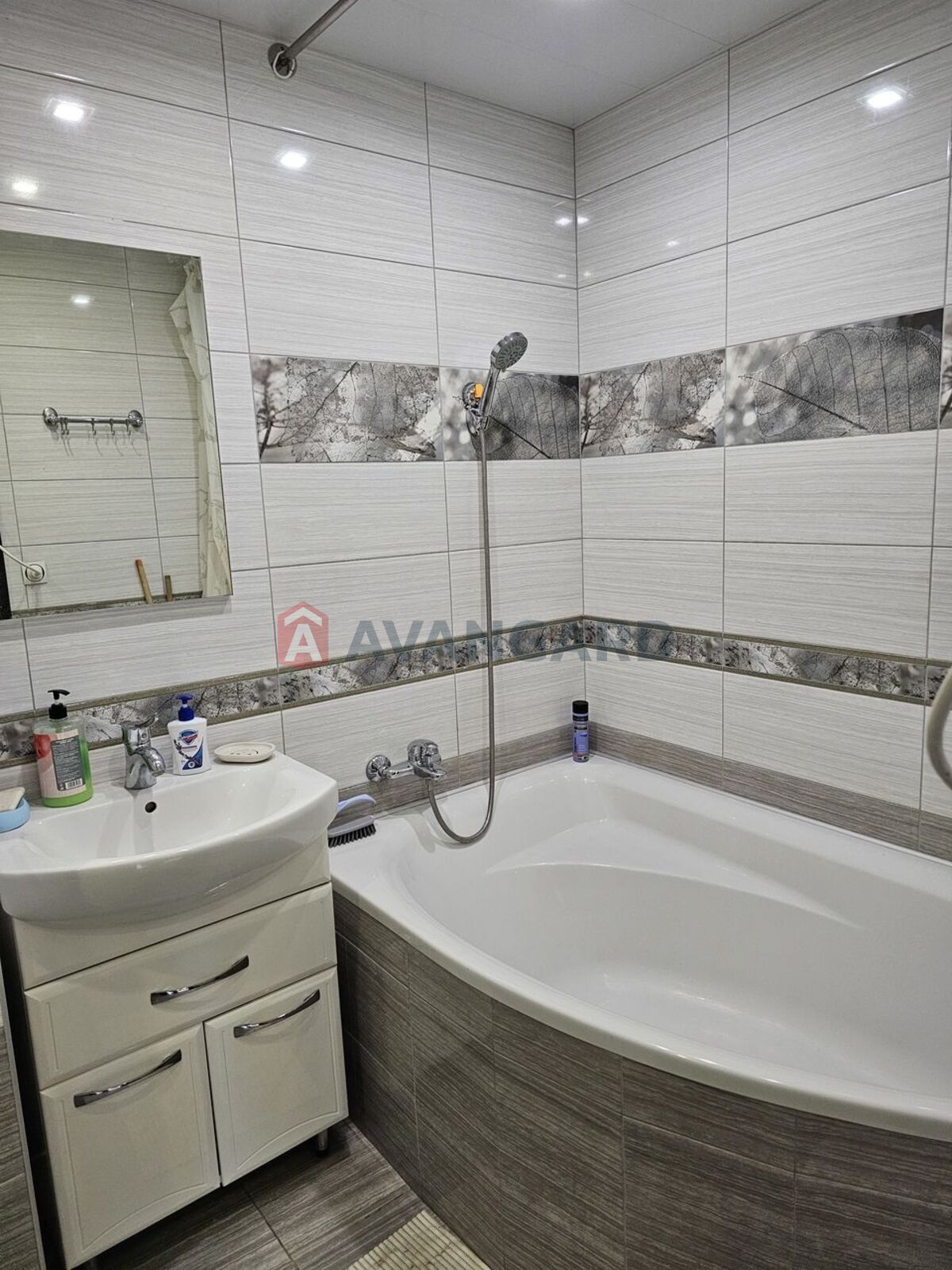 4 ��. ��������, 84,3/50,4/10,3 ��. �., 8/10 ������ ���� 14