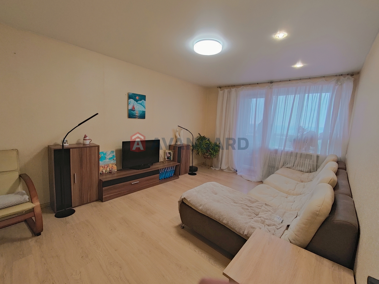 3 ��. ��������, 66/42/10 ��. �., 5/5 ������ ���� 4