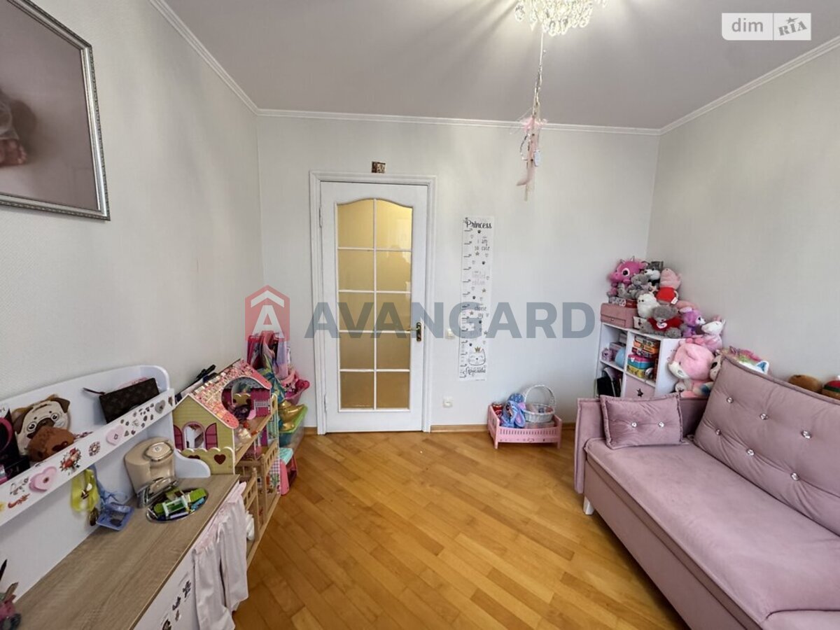 3 ����. ��������, 64/33/8 ��. �., 9/9 ���� ���� 7