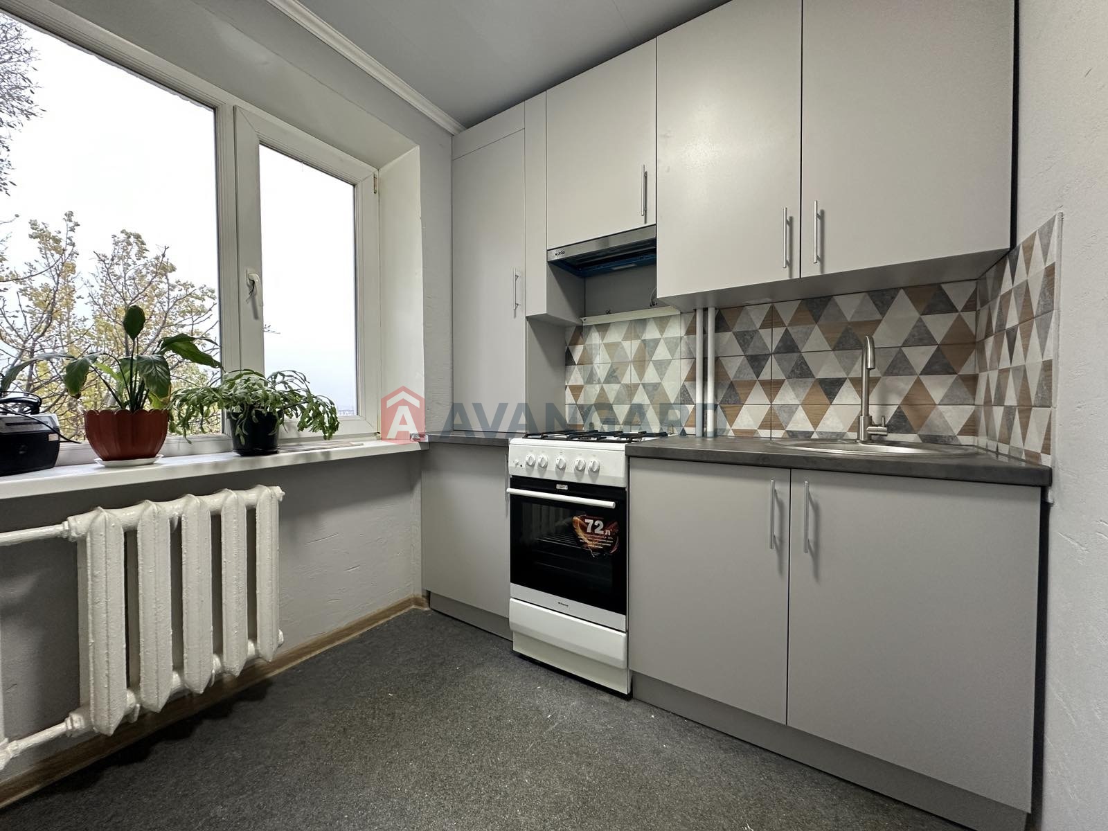 2 ����. ��������, 49/30/8 ��. �., 5/5 ���� ���� 6