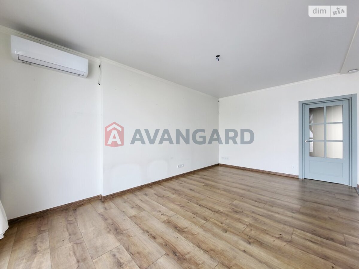 3 ��. ��������, 82/43/12 ��. �., 7/7 ������ ���� 4