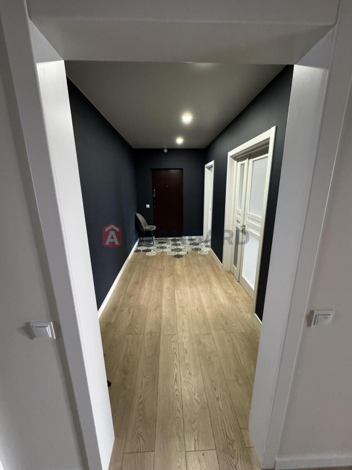 3 ����. ��������, 82/42/12 ��. �., 15/25 ���� ���� 10